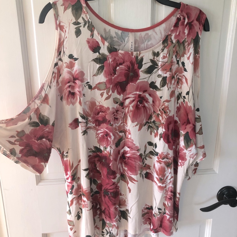 💥LAST CHANCE💥 Gilli Cold Shoulder Floral Top